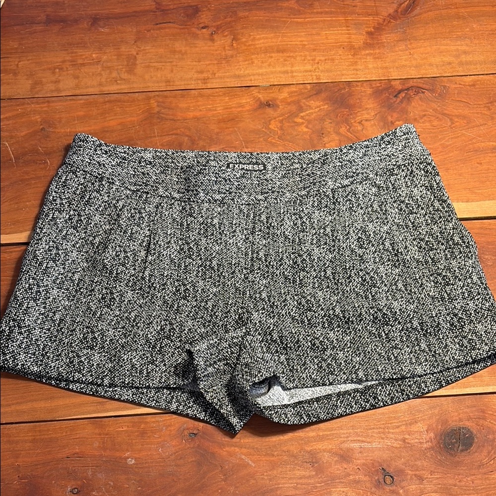 Dark academia EXPRESS women's black and white shorts size 10 cuffed